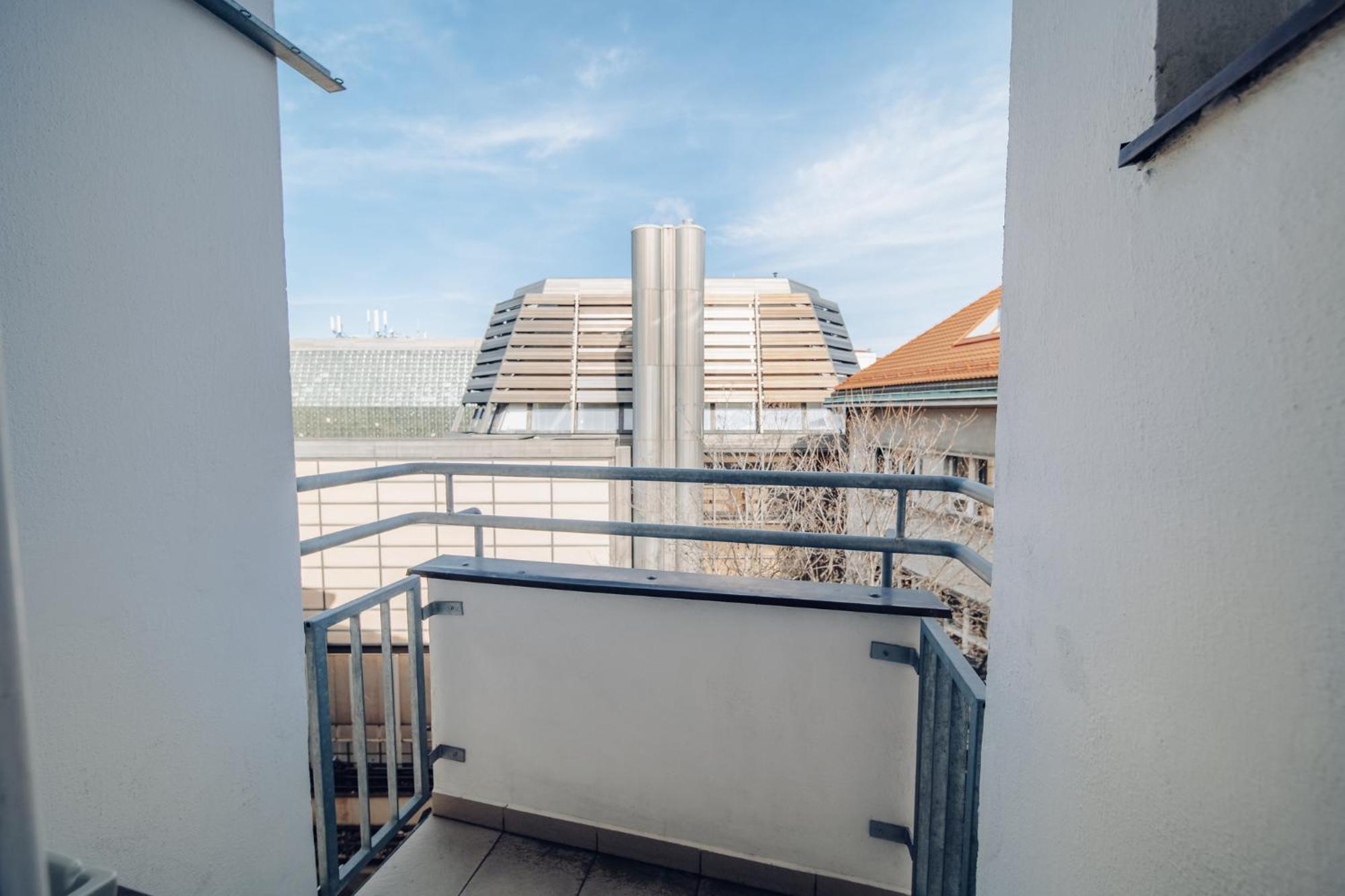 Downtown 2Bd Riverside Apartment Near Dancing House, Prague